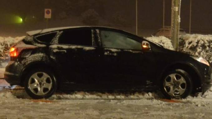 Autofahrerin landet nach Vollbremsung auf Bahngleis