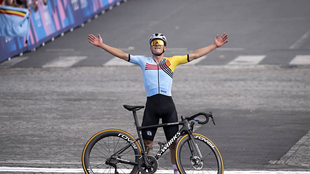 Remco Evenepoel lässt sich im Ziel als Doppel-Olympiasieger feiern