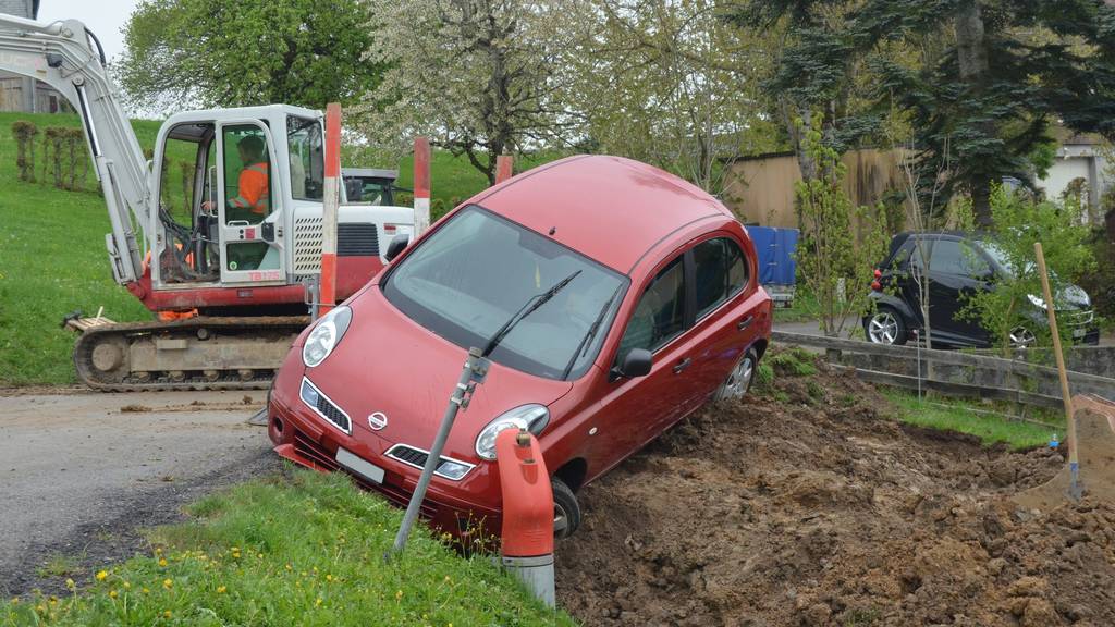 Das Auto beschädigte einen Garten und eine Baustelle in Herisau.