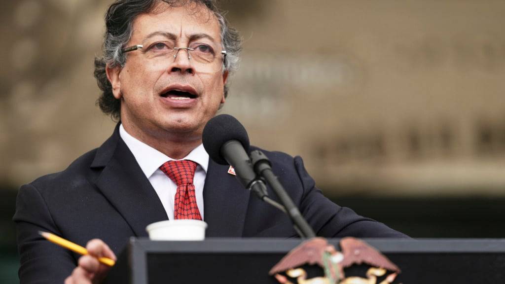 ARCHIV - Der kolumbianische Präsident Gustavo Petro spricht während einer militärischen Zeremonie in Bogota, Kolumbien. Foto: Ivan Valencia/AP/dpa