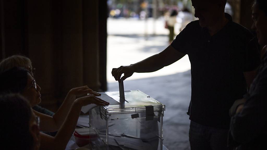 Ein Mann gibt in einem Wahllokal seine Stimme für die Regionalwahlen ab. Foto: Emilio Morenatti/AP/dpa