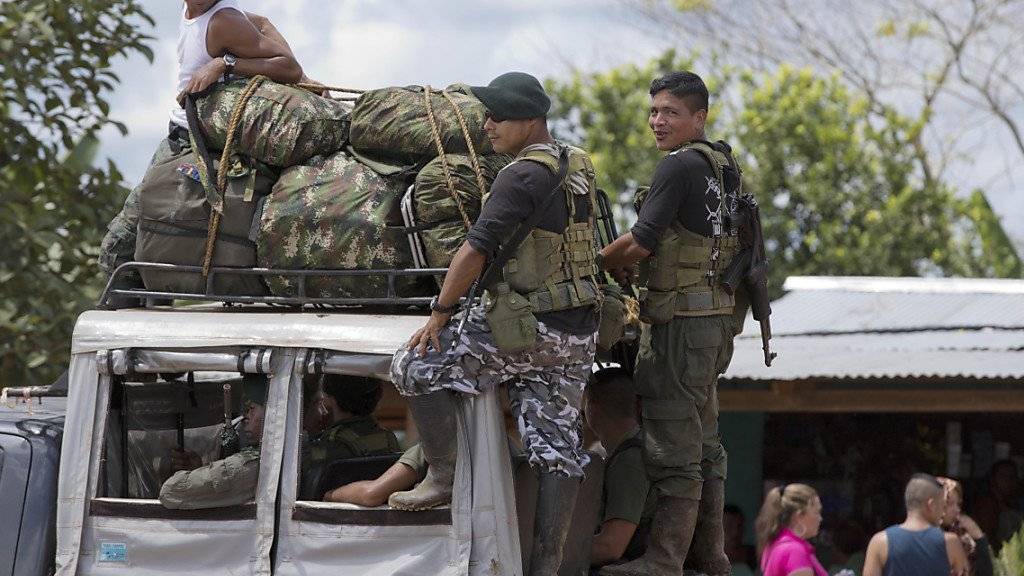 FARC-Kämpfer auf dem Weg zu Unterzeichnung des Friedensabkommen am vergangenen Montag. Die linksgerichtete Guerilla zählt nach eigenen Angaben rund 5800 Kämpfer unter Waffen. (Archivbild)