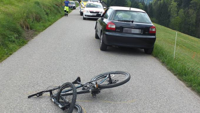 Junge Töfflifahrerin schleppt drei Velos mit