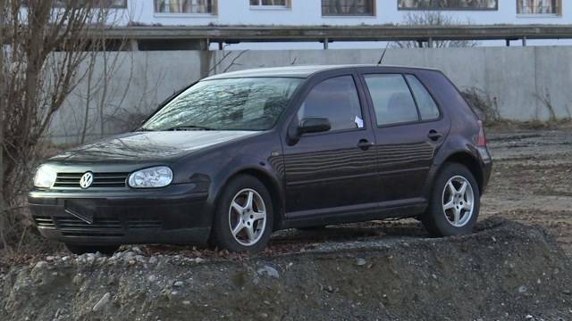 Auto mitten auf einer Baustelle