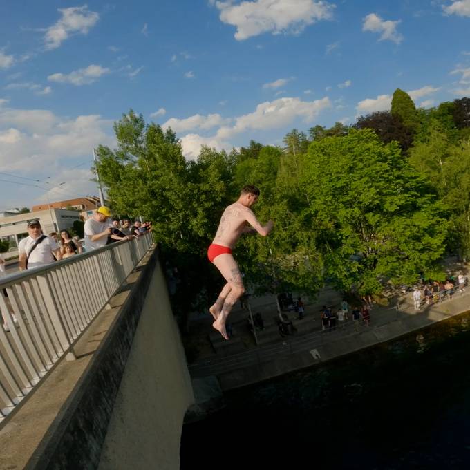 Marco springt wie ein «Ragettli» in Speedos von Zürcher Brücke