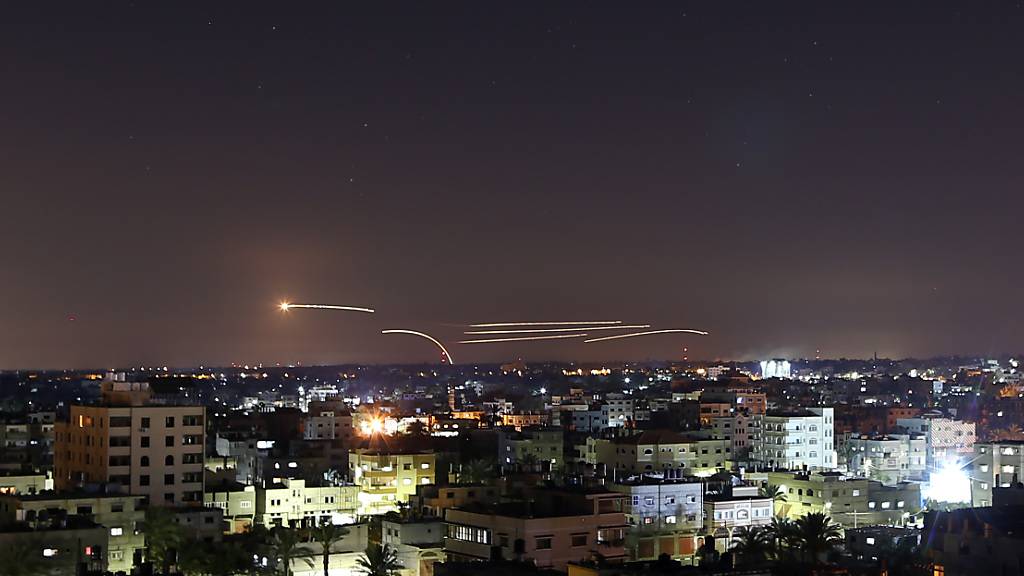 Raketen erhellen den Nachthimmel, als sie von Khan Younis im südlichen Gazastreifen in Richtung Israel abgefeuert werden. Foto: Yasser Qudih/APA Images via ZUMA Wire/dpa