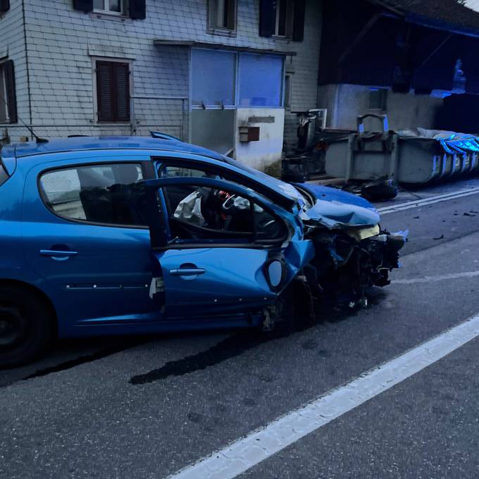 19-Jähriger kommt mit Peugeot von Strasse ab und kracht in Mulde