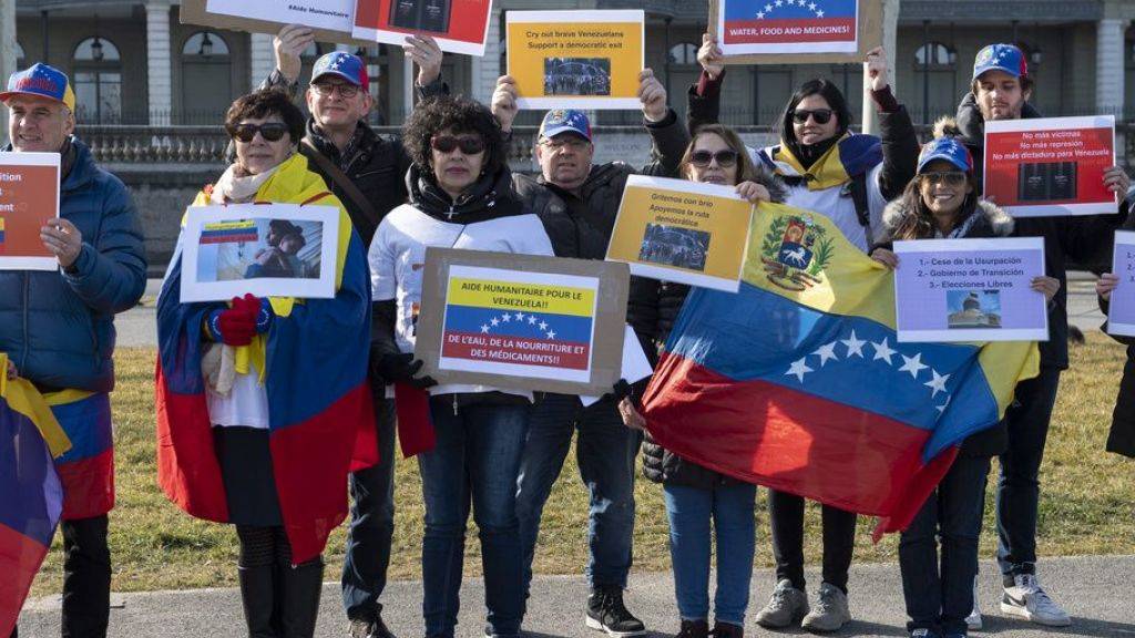 Rund 80 Personen demonstrierten vor dem Hauptsitz des UNHCR in Genf gegen den venezolanischen Präsidenten Nicolas Maduro und für die Einfuhr von Hilfsgütern.