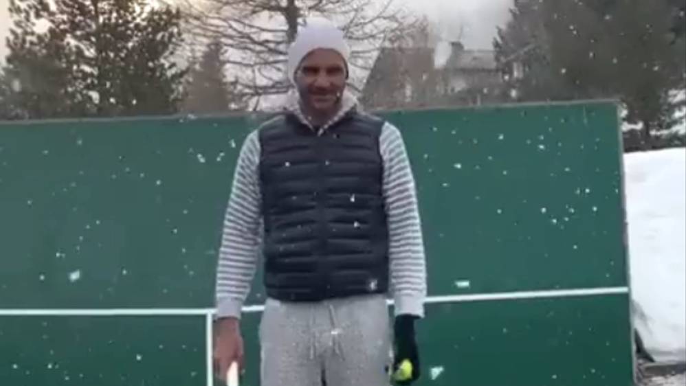 So ein bisschen Schnee hält Roger Federer nicht vom Trainieren ab.