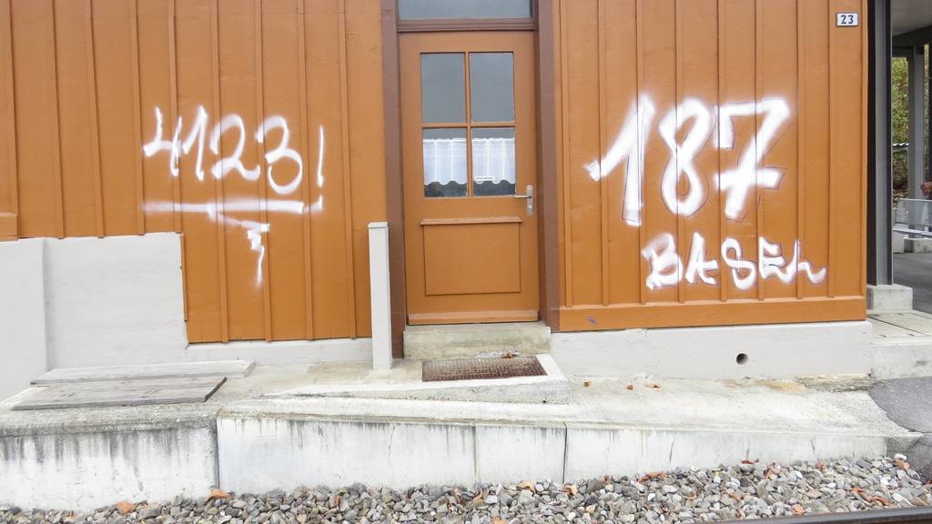 Hauswände, Mauern, Verkehrsschilder und ein Auto versprayt