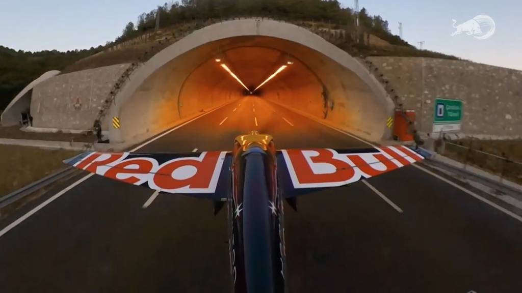 Pilot fliegt mit 245 km/h durch zwei Tunnel 