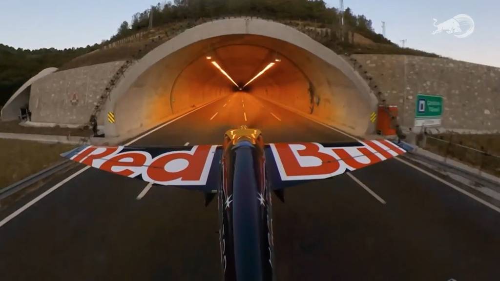 Im Flugzeug mit 245 km/h durch zwei Tunnel 