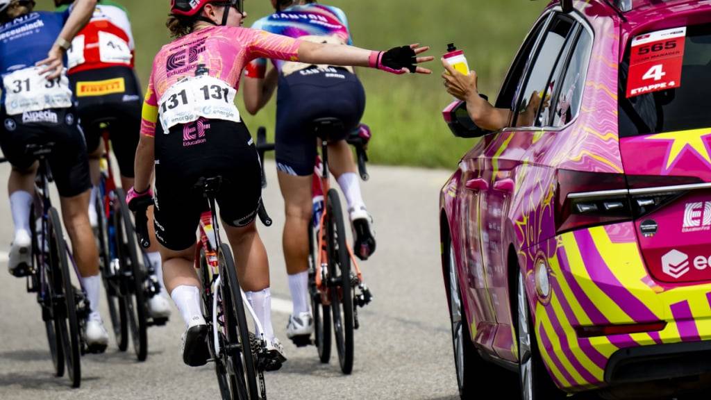 Noemi Rüegg (131) belegt bei der 1. Etappe der Tour de France Femmes im Sprint Platz 26