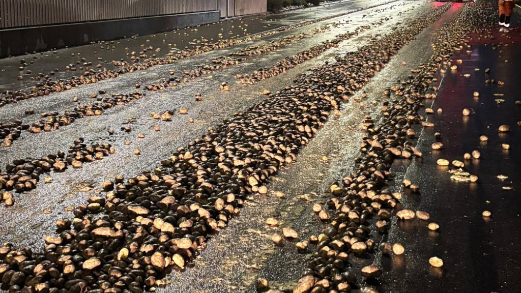 In Weinfelden landeten mehrere Tonnen Kartoffeln auf der Strasse.