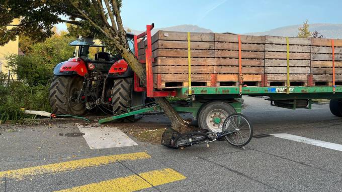Traktor-Anhänger erfasst Velofahrerin in Langendorf