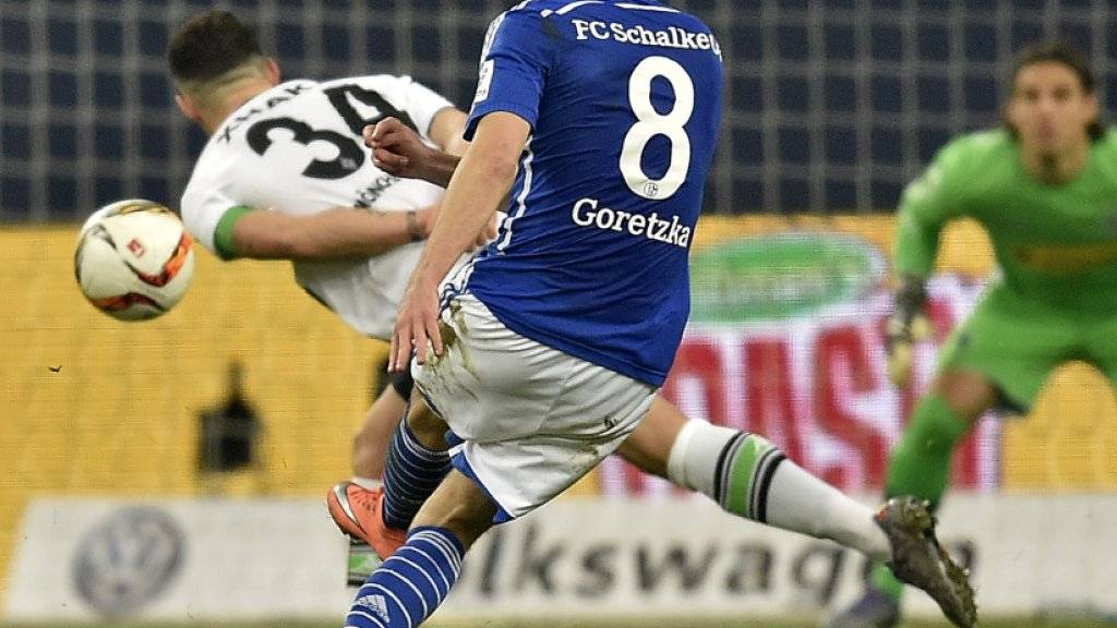 Granit Xhaka lenkt den Schuss von Goretka zum Siegtreffer für Schalke unglücklich ab