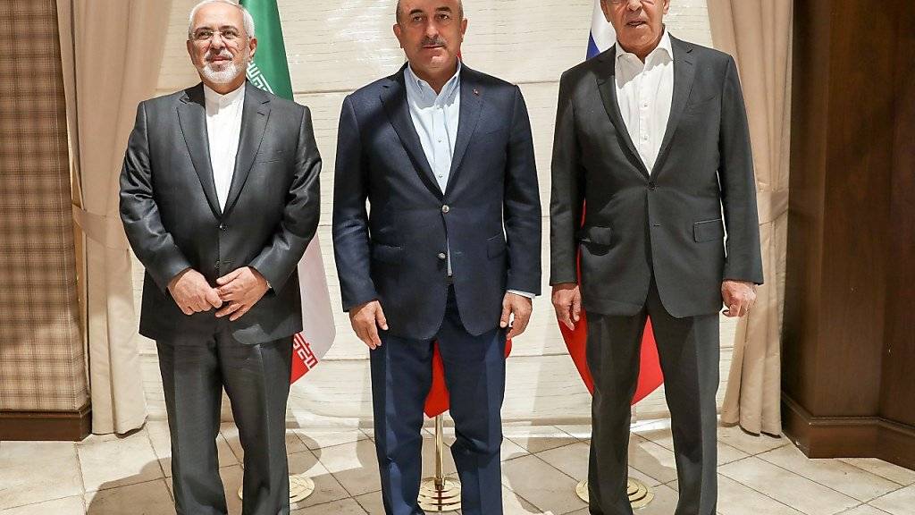 Die Aussenminister des Irans , der Türkei und Russlands haben einen Dreiergipfel ihrer Präsidenten zum Syrien-Krieg am kommenden Mittwoch vorbereitet.  Mohamed Dschawad-Sarif (l), Mevlüt Cavusoglu (Mitte) und Sergej Lawrow.