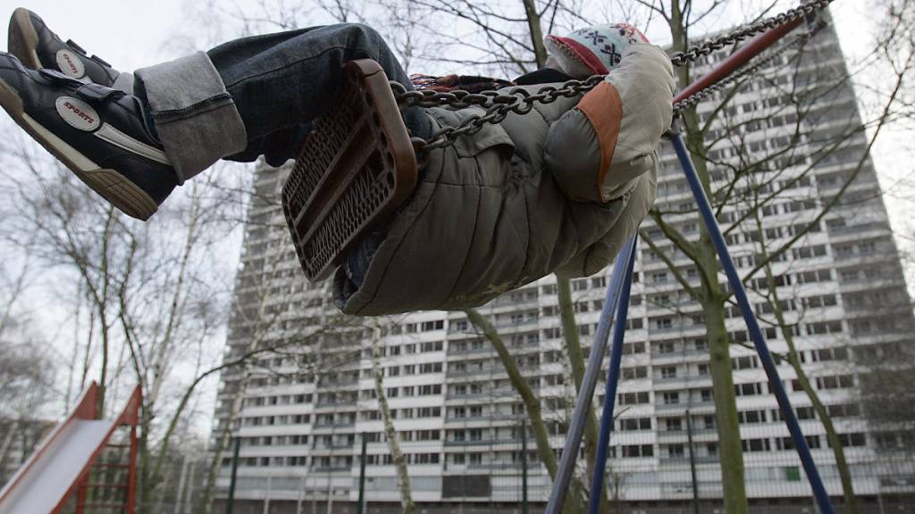 Kinder in Sozialhilfe sind neben den materiellen Nachteilen oft auch sozial und und beim Zugang zu schulischen Unterstützungsangeboten benachteiligt. (Archivbild)