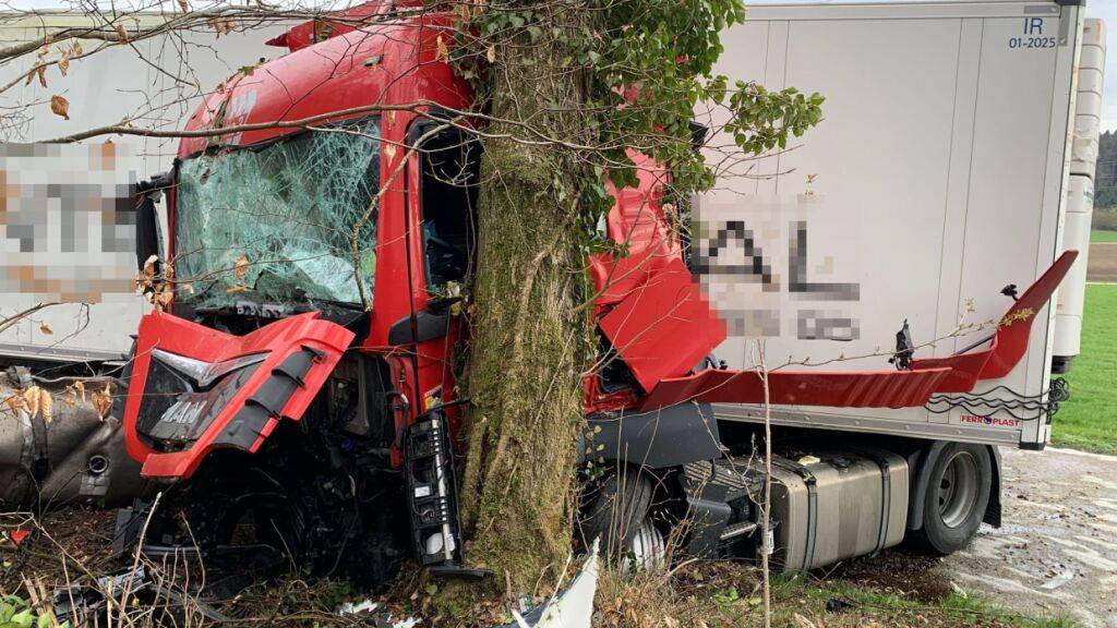 Dieser Führerkabine entstieg der LKW-Chauffeur nach ersten Erkenntnissen nur leicht verletzt.
