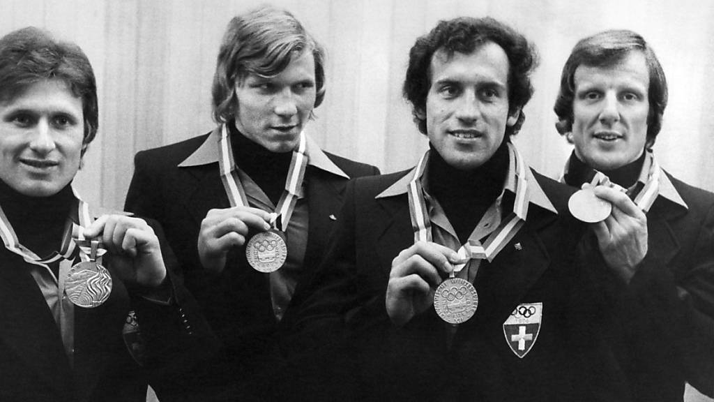 Der verstorbene Sepp Benz (rechts) zeigt seine Olympia-Silbermedaille von 1976