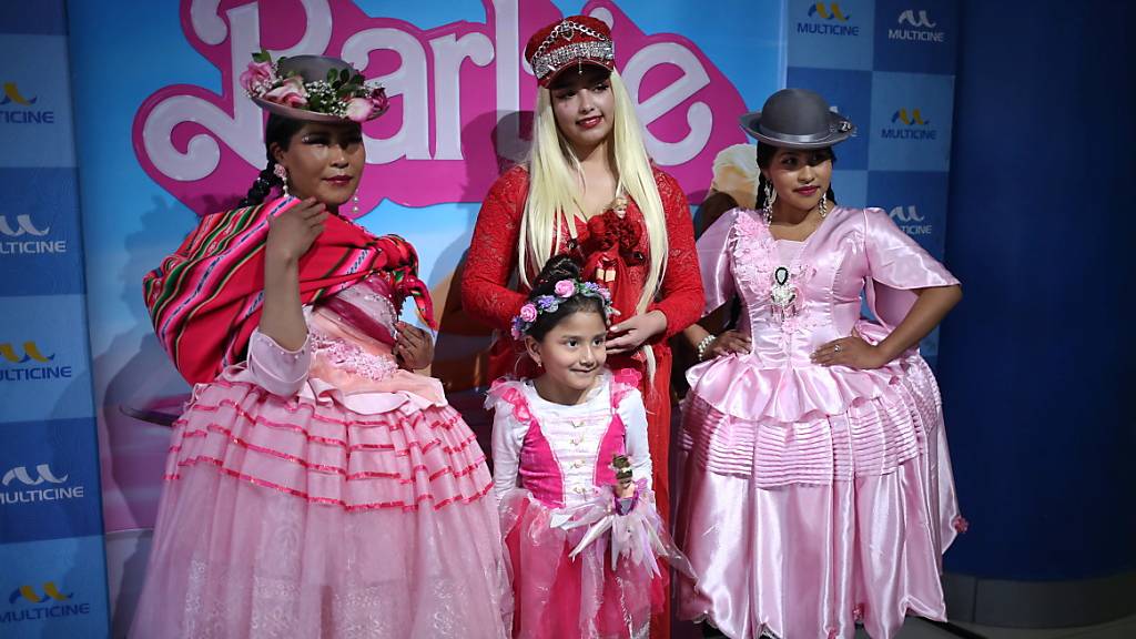 Barbie-Fans bei einer Veranstaltung rund um den Film Barbie in Bolivien.