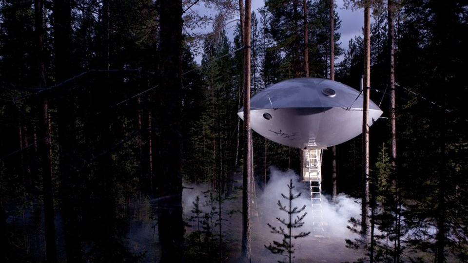 Mystisch! Hoch über dem Boden trohnt das UFO-Zimmer (Bild: treehotel.se).