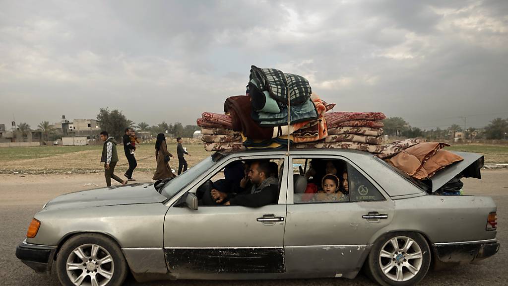 Eine palästinensische Familie flieht vor der israelischen Bodenoffensive. Foto: Mohammed Dahman/AP/dpa