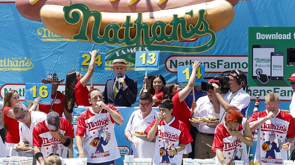 Mit 71 Hotdogs in zehn Minuten hat Joey Chestnut (2.v.l.) zum zwölften Mal das Hotdog-Wettessen in Coney island, New York gewonnen.
