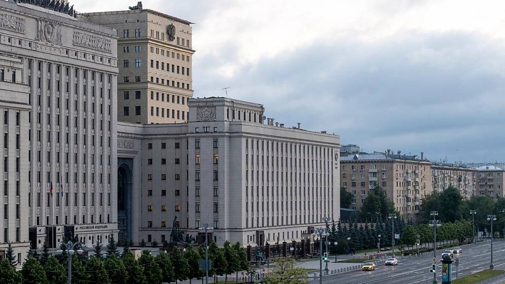 ARCHIV - Das russische Verteidigungsministeriums in Moskau mit Flugabwehrsystemen auf dem Dach. Foto: Uncredited/AP/dpa