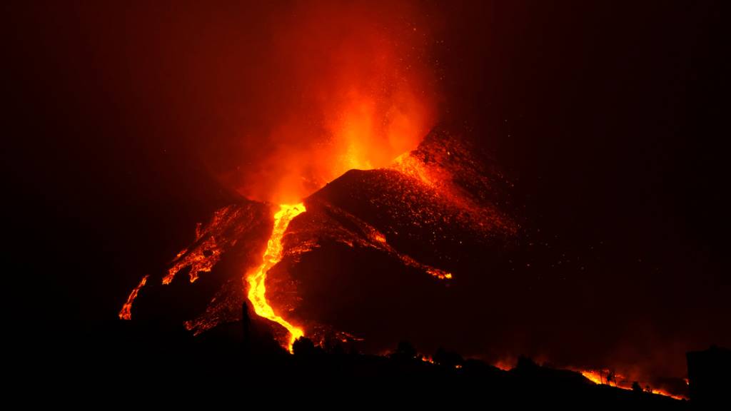 Lava fließt aus dem Vulkan Cumbre Vieja auf der Kanareninsel La Palma. Das Gebiet um den Vulkan ist erneut von mehreren relativ starken Erdbeben erschüttert worden, berichtete der staatliche Fernsehsender RTVE am Montag unter Berufung auf die zuständigen Behörden der Kanareninsel. Foto: Europa Press/EUROPA PRESS/dpa