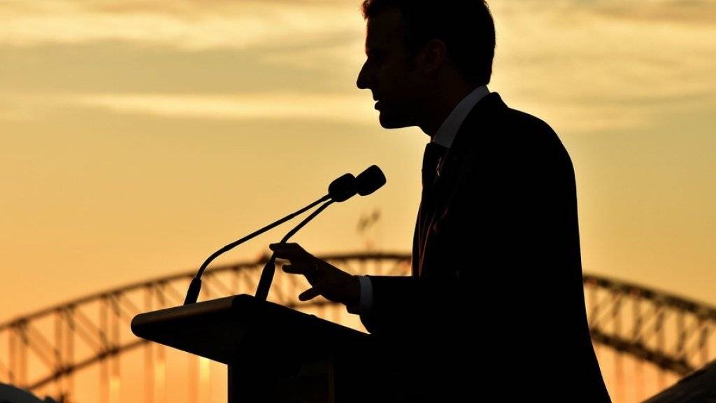 Silhouette des französischen Präsidenten Emmanuel Macron bei einer Rede anlässlich eines Besuchs in der australischen Metropole Sydney. Macron, der nunmehr seit einem Jahr im Amt ist, legt ein enormes Tempo vor, ob bei Reformen in der Heimat oder in der Weltpolitik. (Archiv)