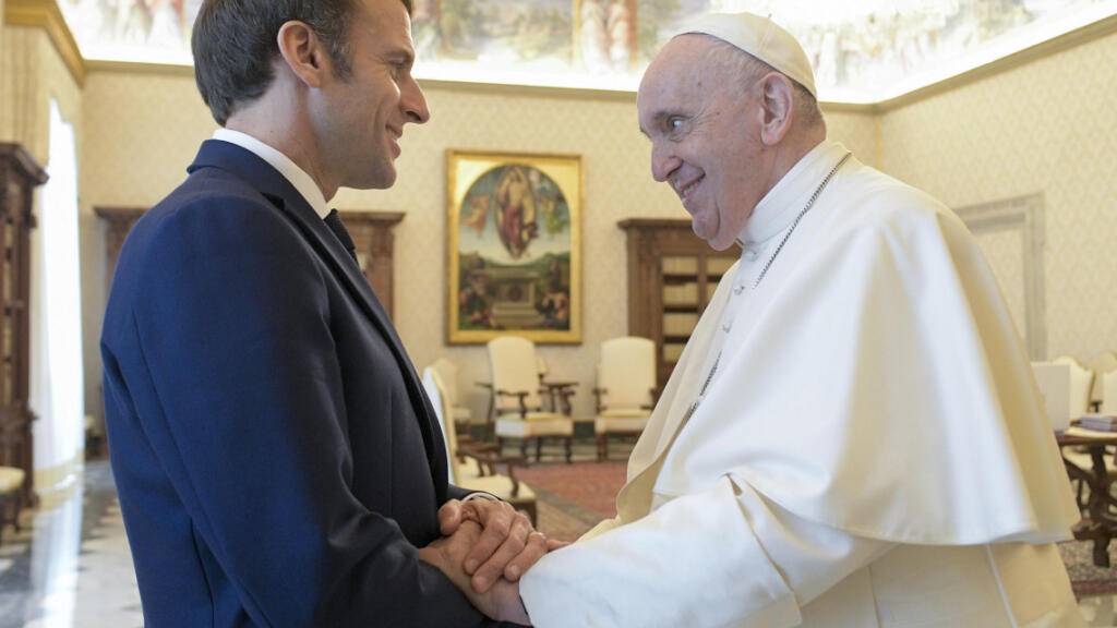 ARCHIV - Der französische Präsident Emmanuel Macron wird von Papst Franziskus zu einer Privataudienz empfangen (2021). Foto: Vatican Media/ANSA via ZUMA Press/dpa - ACHTUNG: Nur zur redaktionellen Verwendung im Zusammenhang mit der aktuellen Berichterstattung und nur mit vollständiger Nennung des vorstehenden Credits