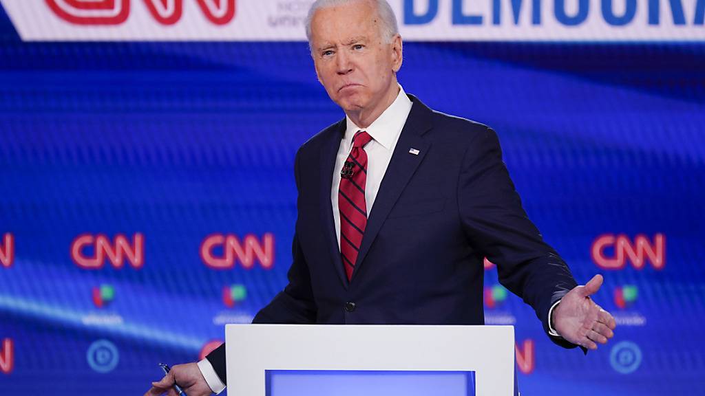 Der US-Präsidentschaftsbewerber Joe Biden hat die Vorwahl der oppositionellen Demokraten im Bundesstaat Florida ersten Prognosen zufolge gewonnen.