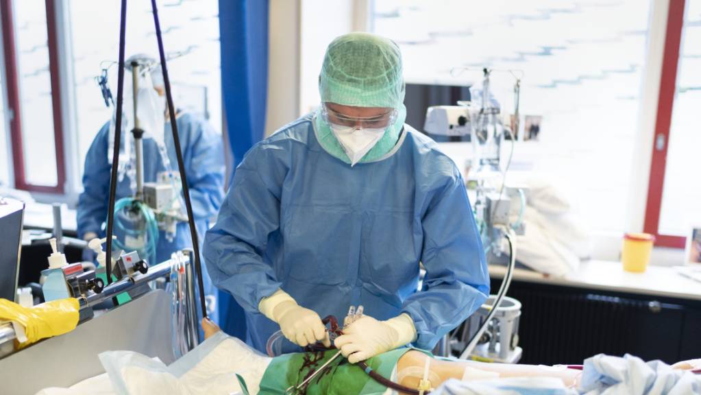Ein Patient muss auf der Covid-19-Intensivstation des Stadtspitals Zürich an eine Herz-Lungen-Maschine angeschlossen werden. (Themenbild)