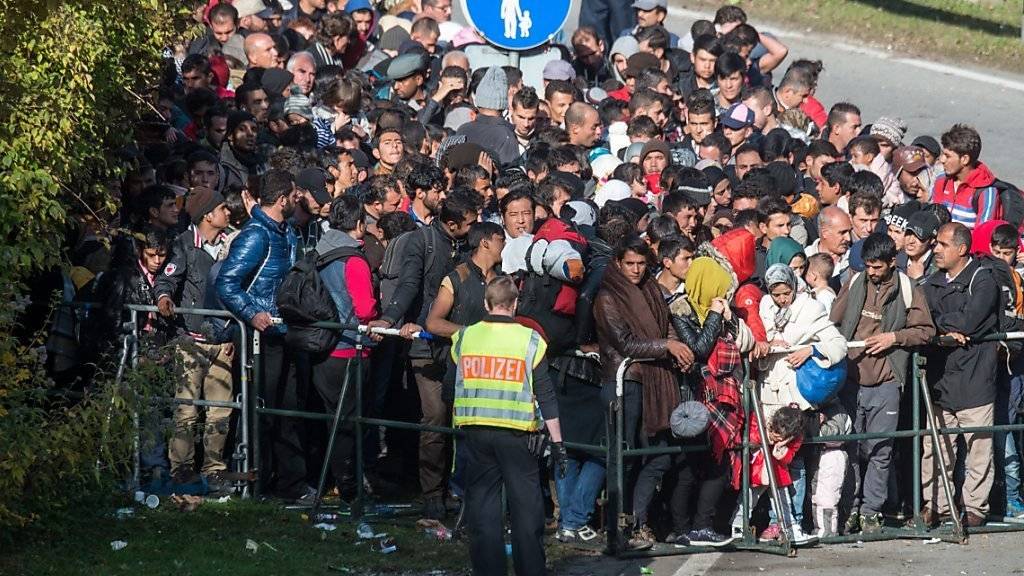 Flüchtlinge warten in Österreich an der Grenze bei Passau: Die Zahl der ankommenden Schutzsuchenden war zuletzt deutlich zurückgegangen. (Archivbild)