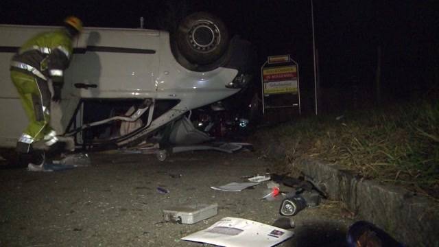 Betrunkener Autofahrer fährt Baum um