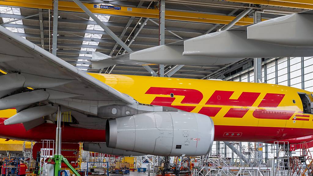 ARCHIV - Ein Airbus A330 von DHL wird im Hangar des Frachtzentrums am Flughafen Leipzig/Halle gewartet. Foto: Hendrik Schmidt/dpa