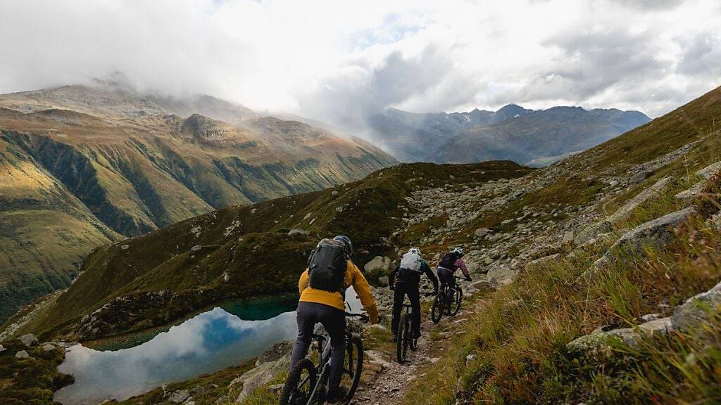 Mountainbiker können fünf Schweizer Alpenpässe befahren