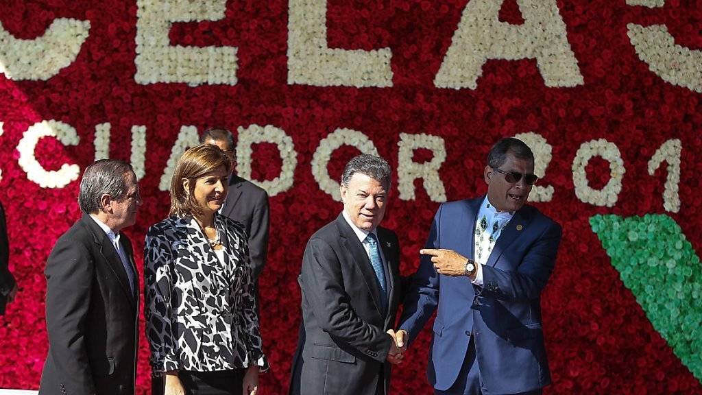 Der ecuadorianische Präsident Correa (rechts) empfängt seinen kolumbianischen Amtskollegen Santos (zweiter von rechts) zum Gipfeltreffen.