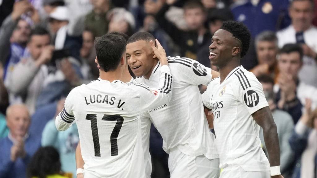 Real Madrids Kylian Mbappé jubelt mit seinen Teamkollegen