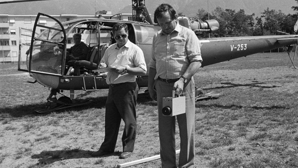 Experten beim Messen der Radioaktivitätswerte vor einem Armeehelikopter auf einem Sportplatz in Lugano. Das Bild stammt vom 4. Juni 1986.