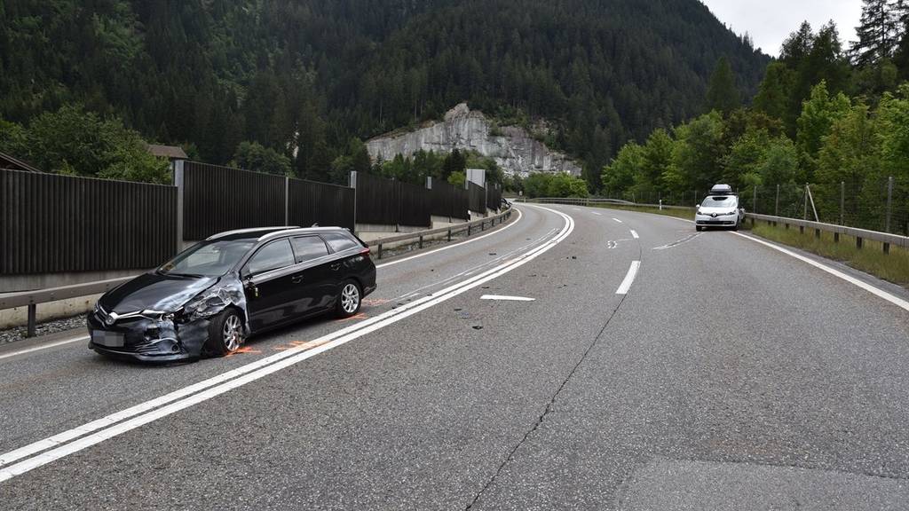 Ein PKW geriet auf die Gegenfahrbahn und kollidierte mit einem anderen Fahrzeug.