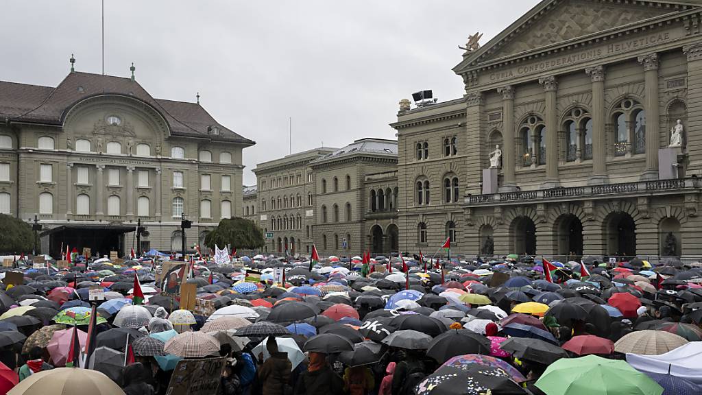 Grossaufmarsch an der Pro-Palästina-Kundgebung in Bern. Die Menschenmenge füllte den Bundesplatz.