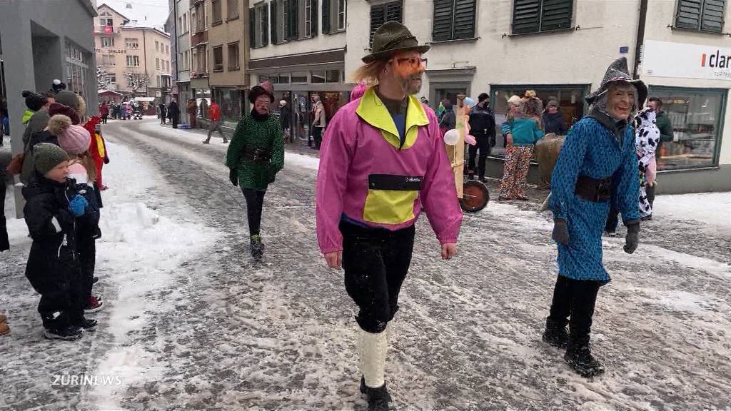 Fasnacht trotz Lockdown: Mehrere hundert Narren ziehen durch Einsiedeln