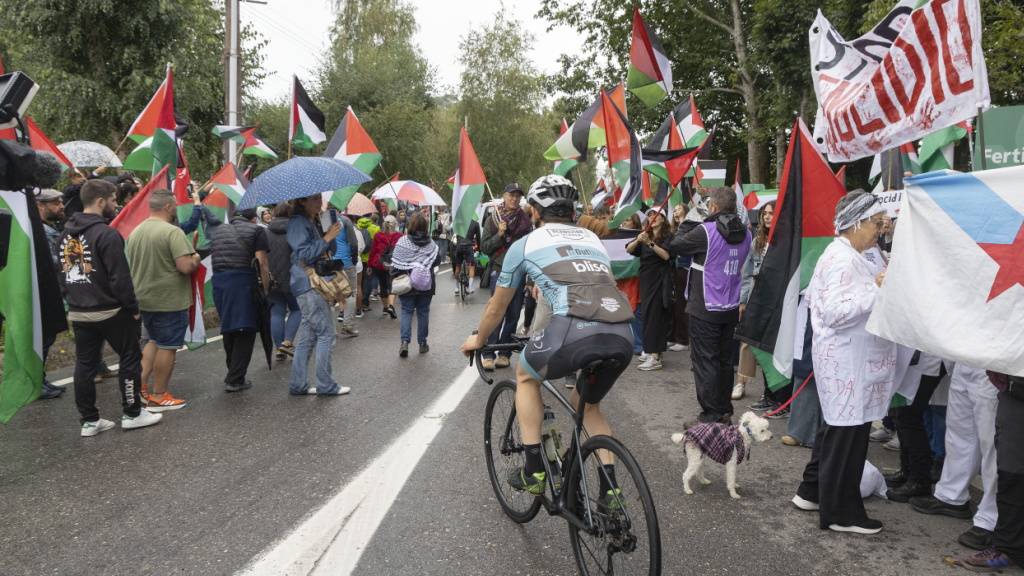 Anhaltende Proteste, im Bild jene an der Vuelta, zwingen das Team Israel-Premier Tech zu einem Namenswechsel