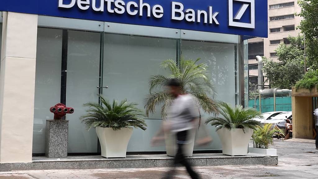 Die Deutsche Bank hat im vergangenen Jahr unter dem Strich trotz besserer Geschäfte weniger verdient als ein Jahr zuvor. Jetzt plant der Vorstand weitere Einsparungen und will dazu 3500 Arbeitsplätze abbauen. (Archivbild)