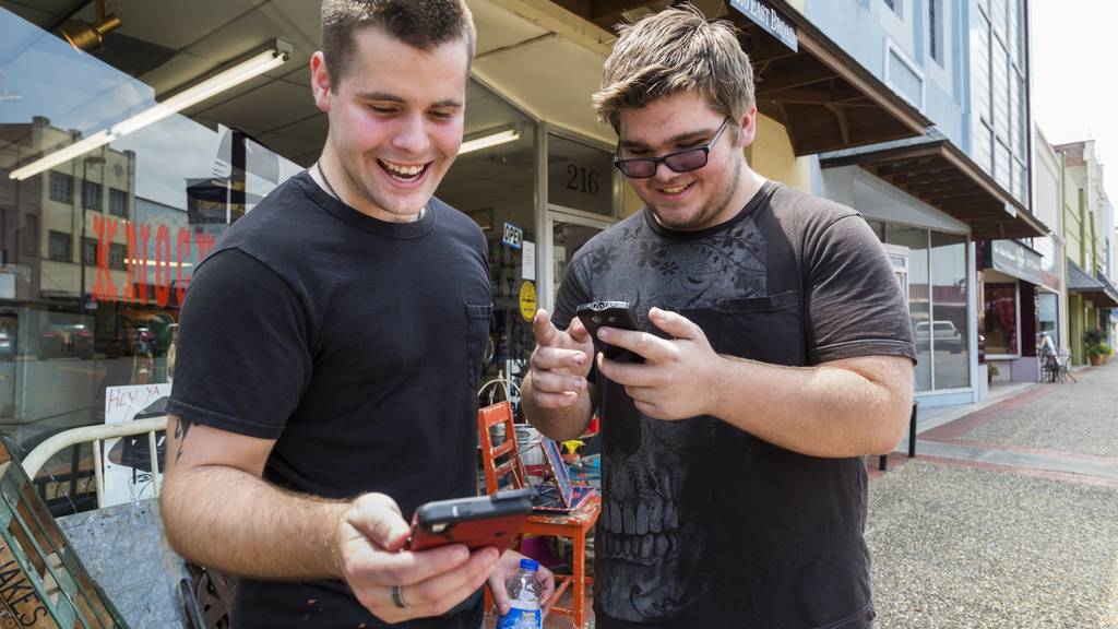 Zwei Jugendliche in Arkansas spielen Pokémon Go.