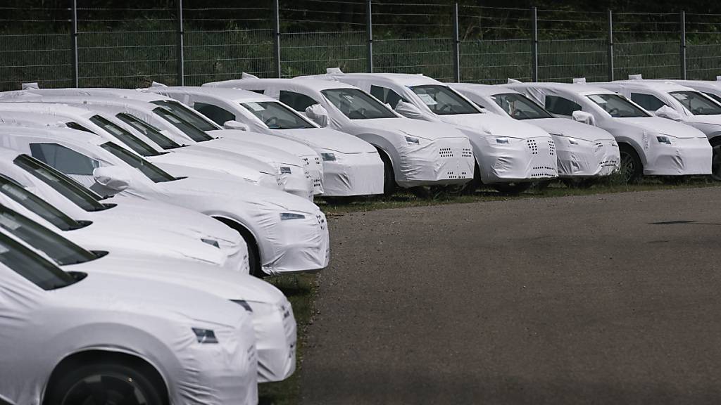 In der Schweiz sind die Verkäufe neuer Autos im Jahr 2024 zurückgegangen. Auch die Nachfrage nach Elektroautos und Plug-in-Hybriden Wagen war rückläufig.(Symbolbild)