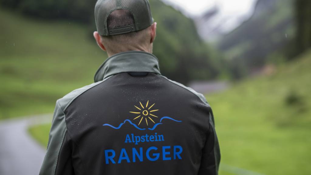 Mit Beginn der Auffahrt schauen im gesamten Alpstein Ranger in einheitlichem Tenue nach dem Rechten, stehen für Wandertipps zur Verfügung und sensibilisieren die Wanderer, wenn nötig, für die Natur.