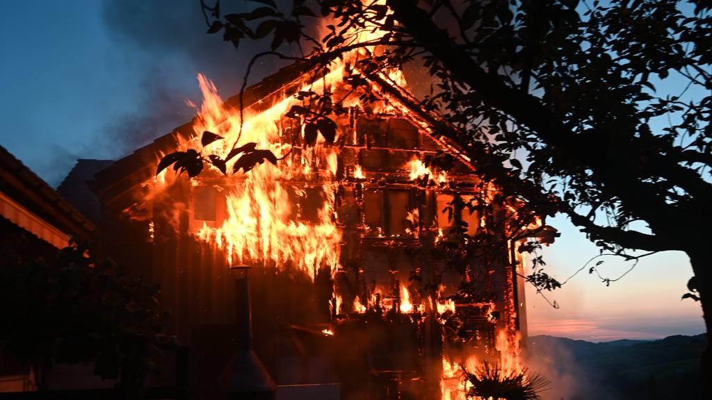 Einfamilienhaus in Flammen – Familie kann nicht mehr heim ++ Video zeigt Brandruine
